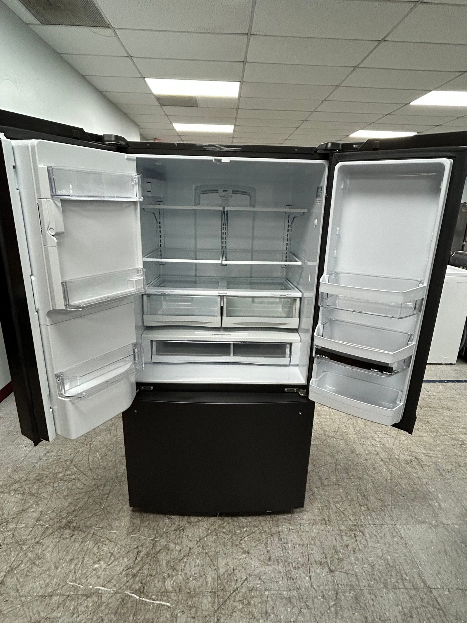 GE GFE28GELPDS French Door Refrigerator - Image 2