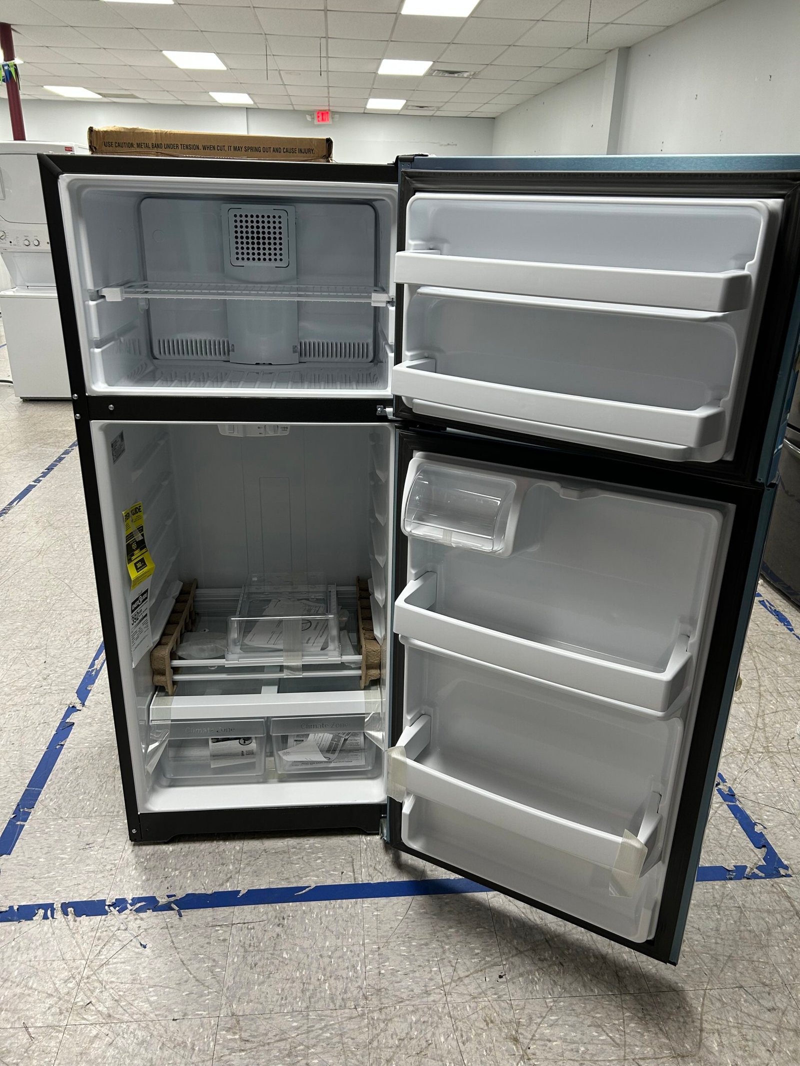 GE 28″ Top Freezer Refrigerator - Image 2