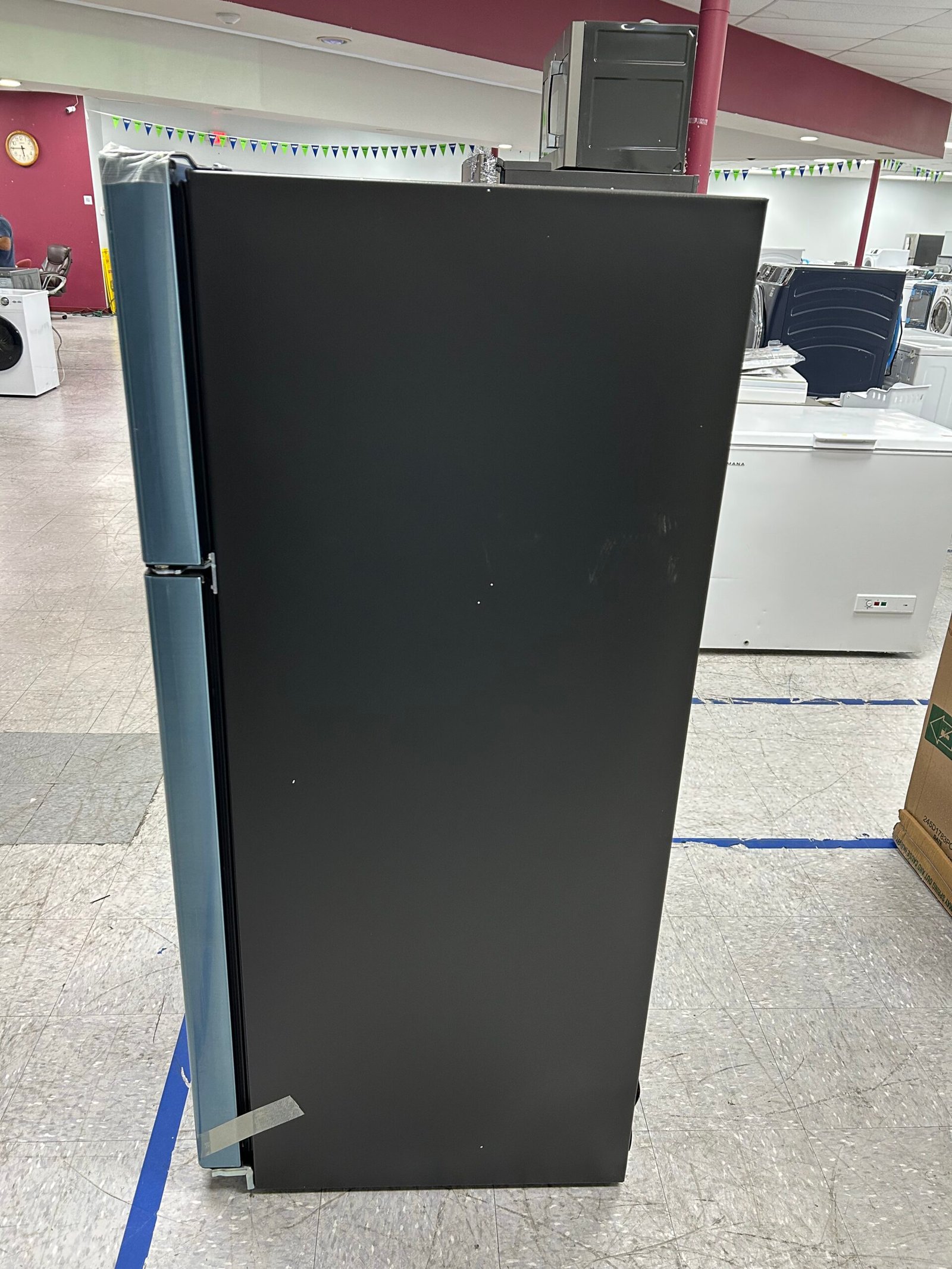 GE 28″ Top Freezer Refrigerator - Image 6