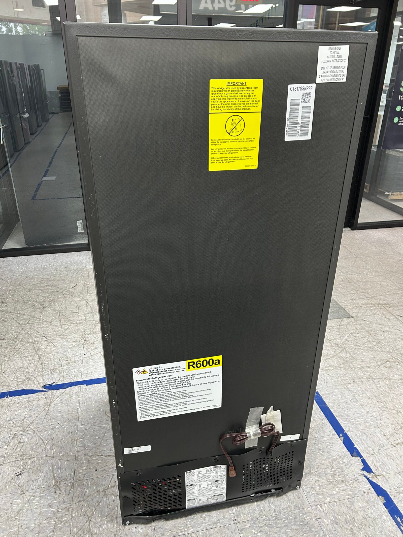 GE 28″ Top Freezer Refrigerator - Image 7