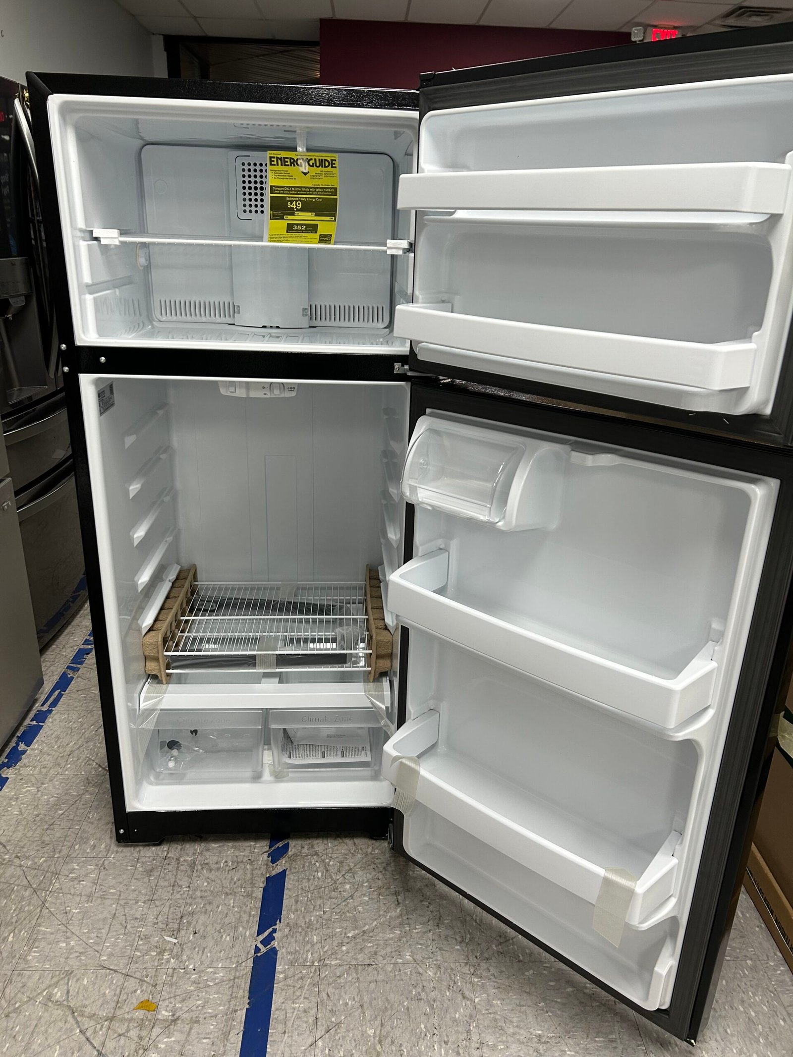 GE 28″ Top Freezer Refrigerator - Image 2