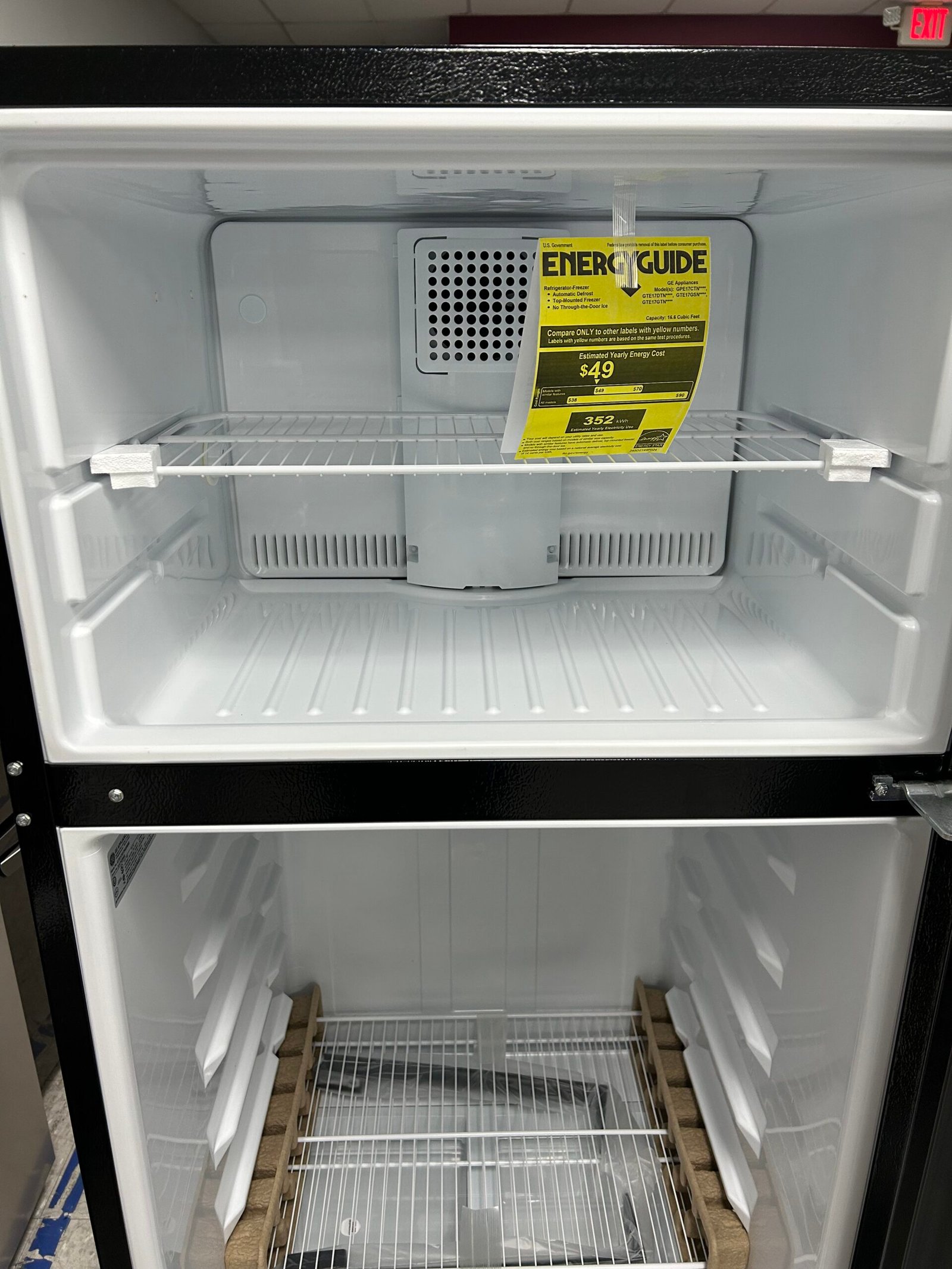 GE 28″ Top Freezer Refrigerator - Image 3