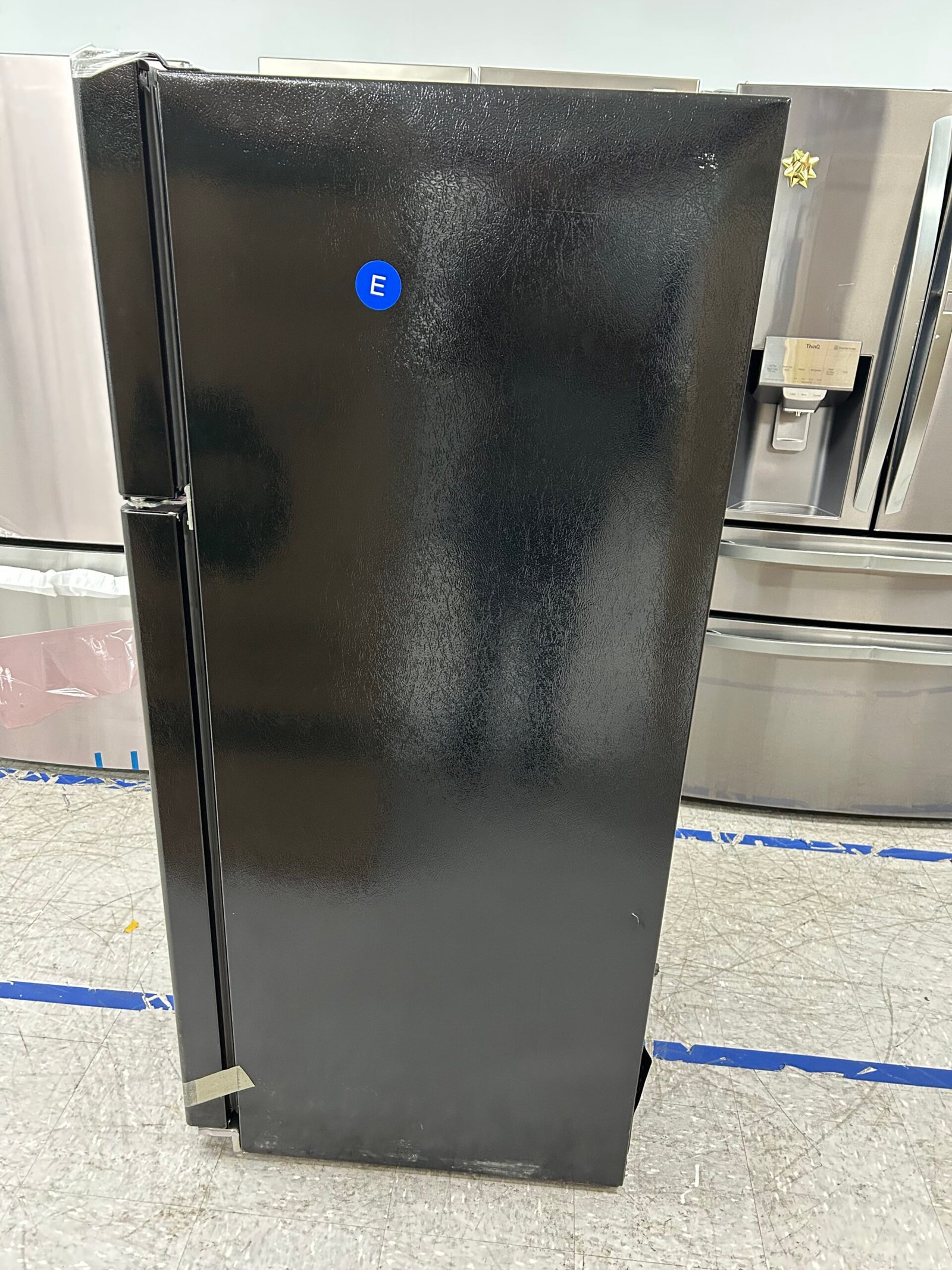GE 28″ Top Freezer Refrigerator - Image 6