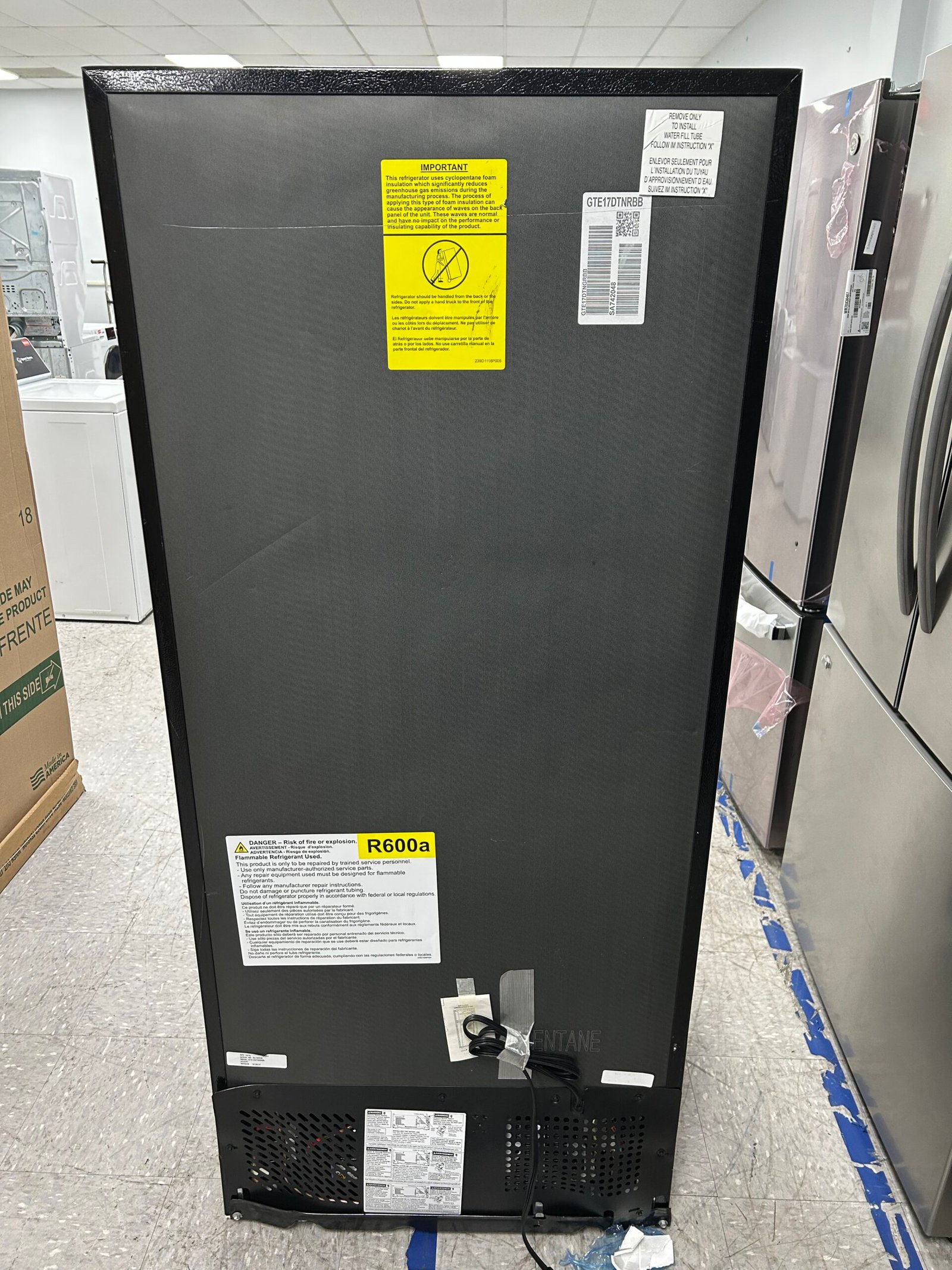 GE 28″ Top Freezer Refrigerator - Image 7
