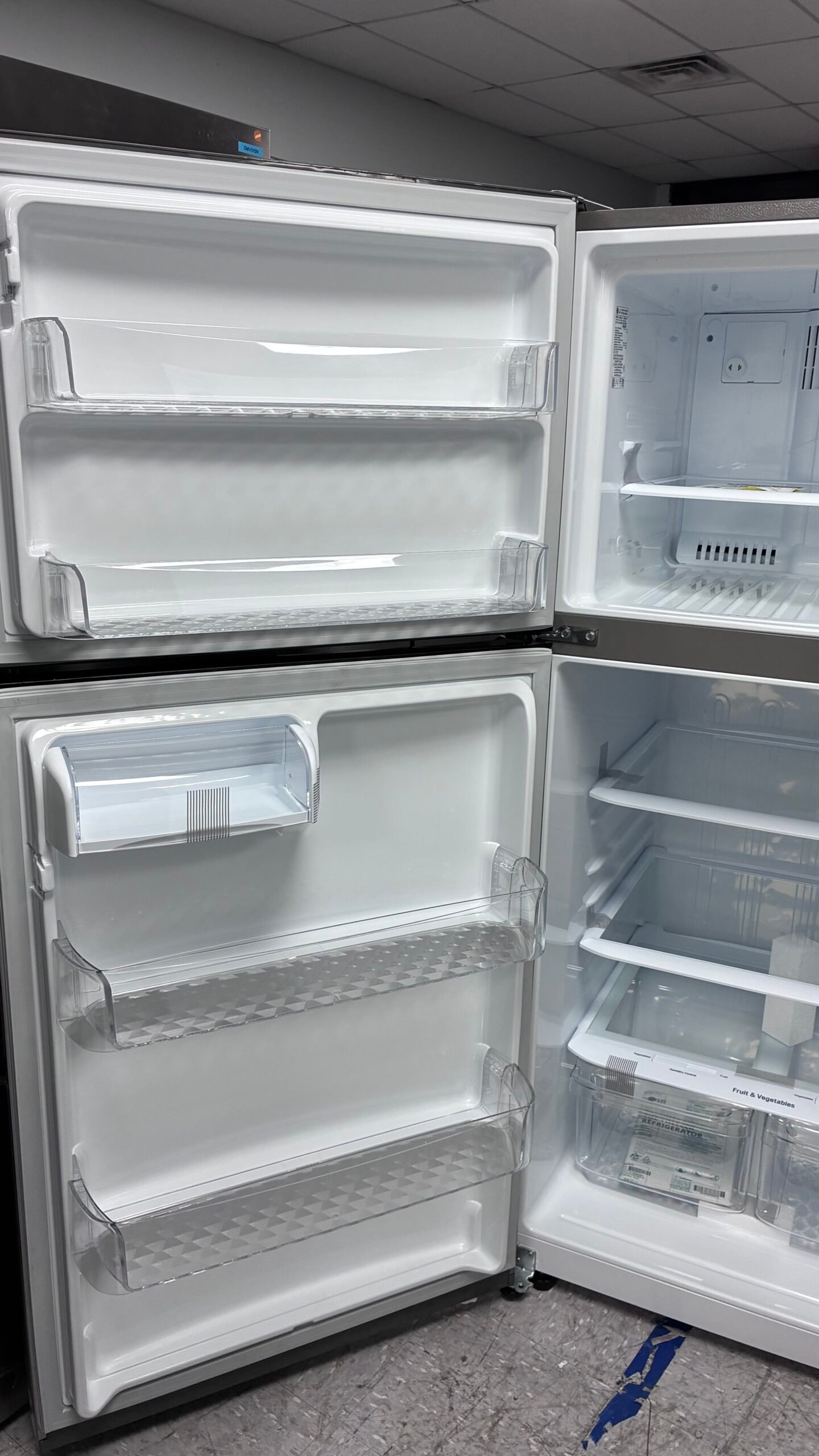 LG 30″ Top Freezer Refrigerator - Image 3