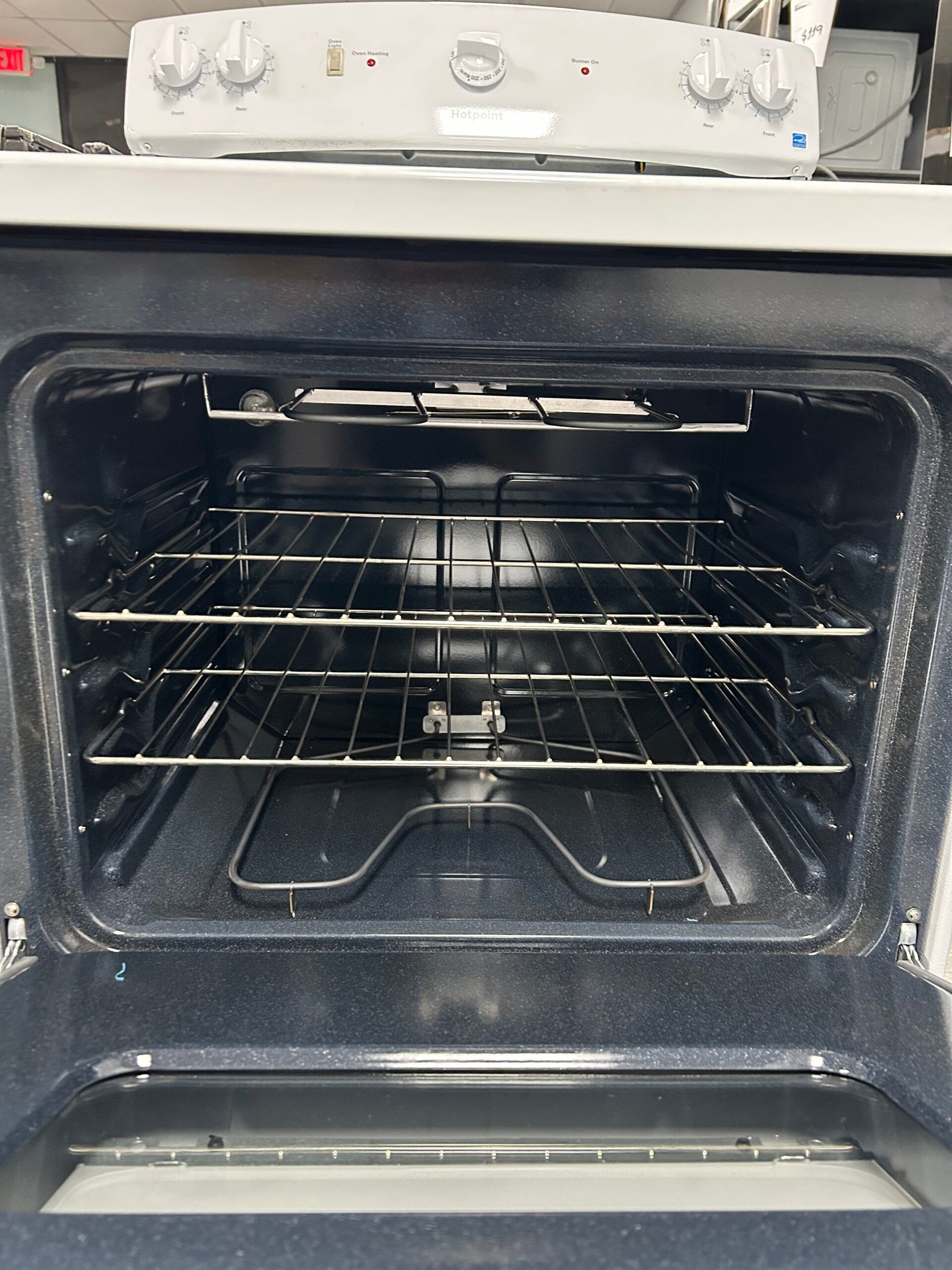 Hotpoint 30″ Freestanding Electric Range - Image 3